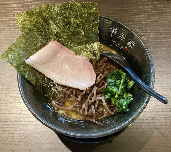 「家系ラーメン（並）＋きくらげ」@横浜家系 薫風家の写真