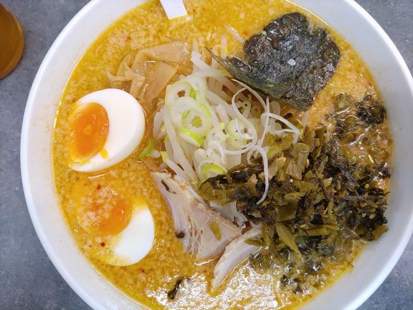 「ハッスルうま辛味噌ラーメン（背脂多め）＋味玉＋高菜」@ハッスルラーメンホンマ 亀戸本店の写真