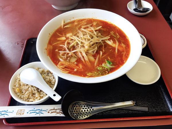 「おろちょんらーめん 中太麺 中辛　Aセット」@中華料理 らーめん50番の写真