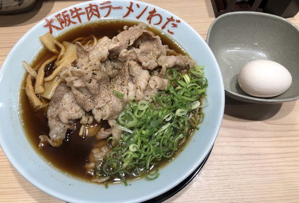 「肉盛り醤油ラーメン」@大阪牛肉ラーメン わだ 南海難波本店の写真