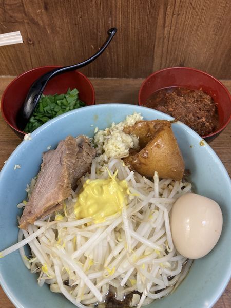 「まぜそば＋ほぐし豚＋ニラ＋煮たまご」@ラーメン二郎 池袋東口店の写真