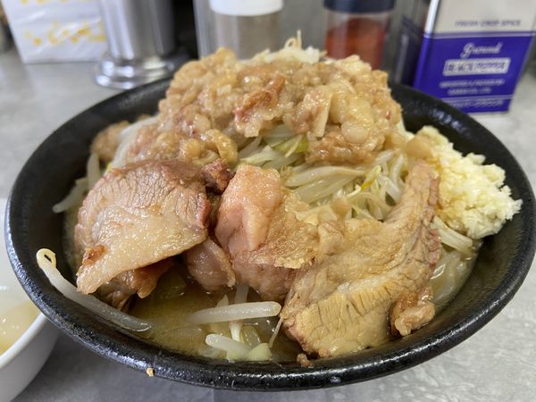 「国産豚ミニラーメン （ﾔｻｲ ﾆﾝﾆｸ ｱﾌﾞﾗ ｱﾚ）」@豚仙人 吉野町本店の写真