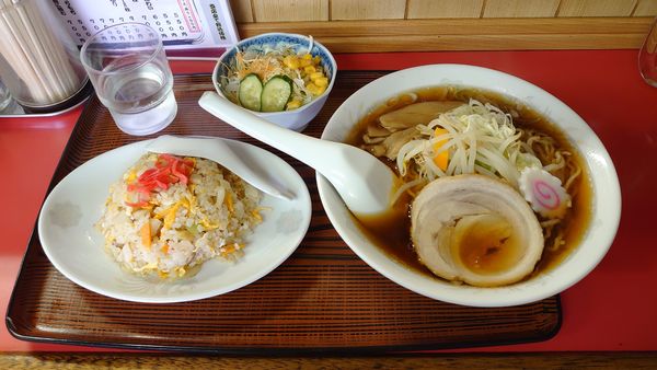 「ラーメン、半チャーハン、ミニサラダ 800円」@はやしラーメンの写真
