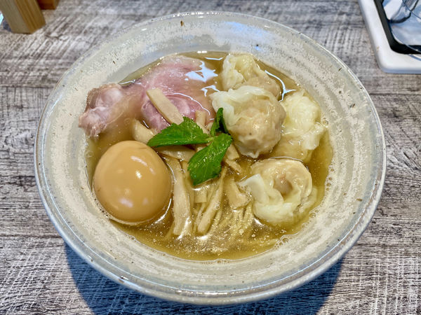 「サッポロ生ビール黒ラベル 大瓶 → ワンタンメン ＋ 味玉」@麺食堂 くにをの写真