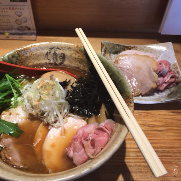 「特製あご塩らー麺（サービスチャーシュー)1100円」@焼きあご塩らー麺 たかはし 新宿本店の写真