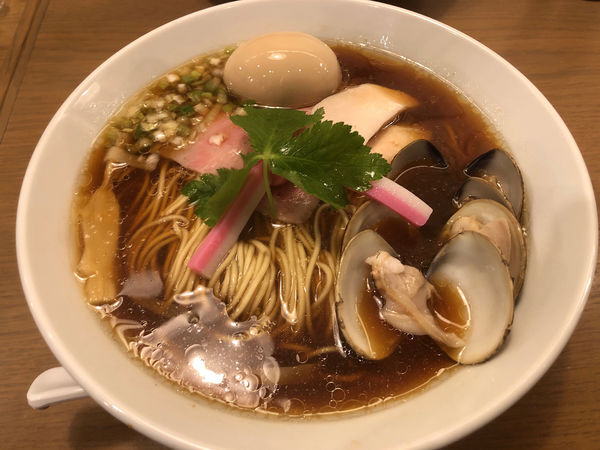 「蛤ソバ　醤油　味玉　大盛　麺硬」@むぎとオリーブ さいたま新都心店の写真