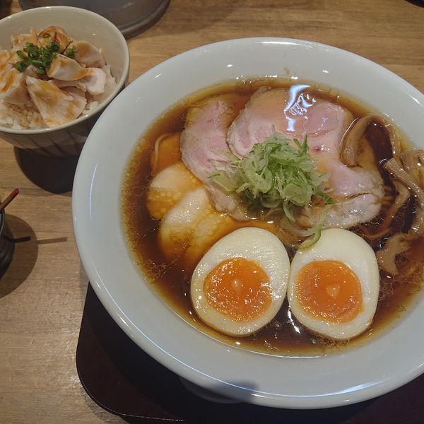 「会津地鶏らーめん(全部入り)950円、しっ鶏チャーシュー丼」@らぁ麺おかむらの写真