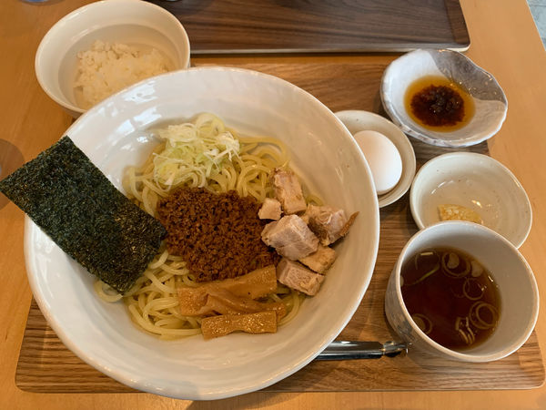 「油そば温玉のせ　¥950」@油そば・まぜそば 油武の写真