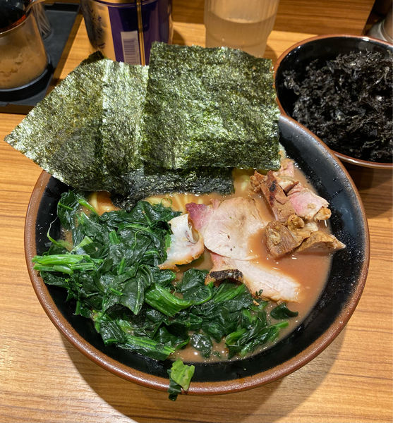 「ラーメン　ほうれん草　岩海苔」@横浜家系らーめん 輝道家の写真