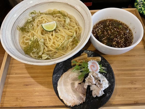 「冷やし煮干し昆布水醤油つけ麺1000円」@らぁめん 麺彩家の写真