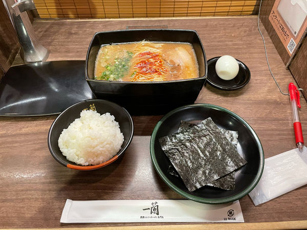 「釜だれ豚骨、ごはん、海苔、半熟たまご、替玉」@一蘭 天神西通り店の写真