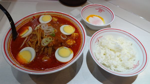 「蒙古卵麺（920円）＋半ライス（130円）＋温泉玉子」@蒙古タンメン 中本 立川店の写真