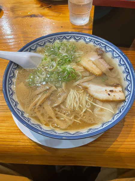 「ラーメン並（カタ）」@元祖赤のれん 節ちゃんラーメン 天神本店の写真