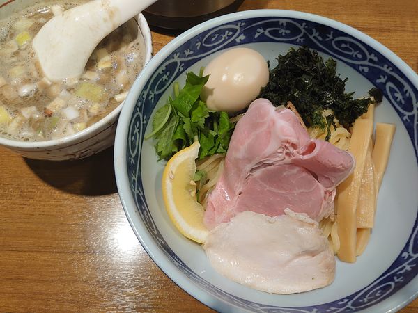 「煮干しつけ麺+味玉(1090円)」@寿製麺よしかわ 川越店の写真