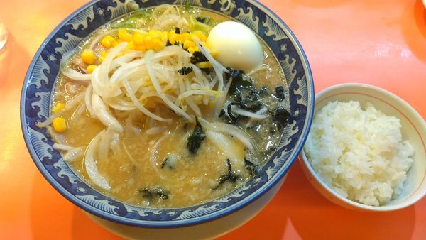 「醤油豚骨チャーシュー+半ライス」@大公 金沢文庫店の写真