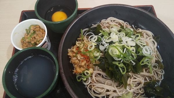 「朝そば玉子・生卵・わかめ変更＋納豆(¥370)」@ゆで太郎 錦町店の写真