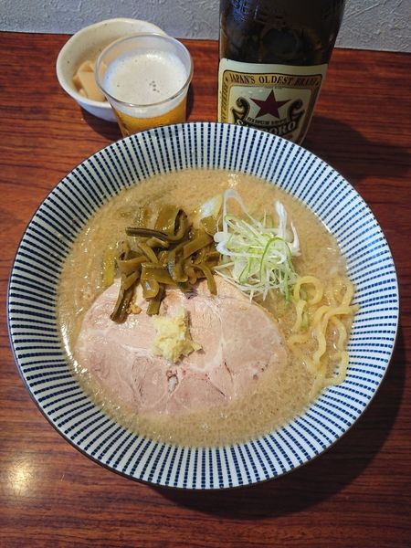 「サッポロ赤星＋味噌＋タコ頭のやわらか煮」@灼味噌らーめん 八堂八の写真