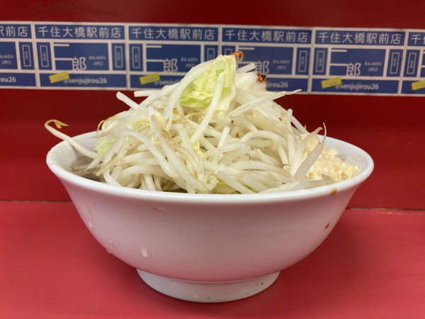 「ラーメン　小　麺少なめ　野菜、ニンニク、辣油」@ラーメン二郎 千住大橋駅前店の写真