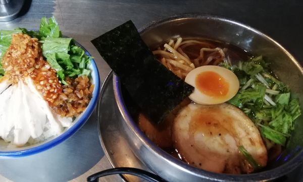 「炙りチャーシュー麺（まろ味）1166円、よだれ鶏ご飯520円」@ZUND-BARの写真