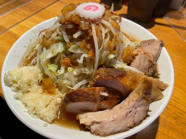 「ラーメン小麺少なめ豚2枚　ヤサイマシマシニンニクマシマシアブラマ」@麺屋 神工の写真