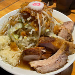 ラーメン小麺少なめ豚2枚　ヤサイマシマシニンニクマシマシアブラマ