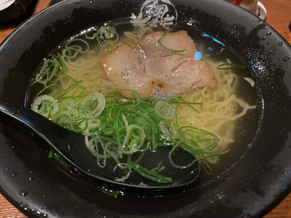 「透き通るほどの塩ラーメン ¥800」@楓花亭の写真