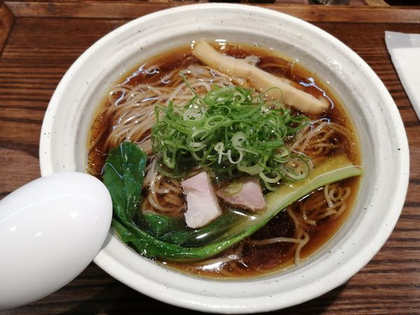 「燻製醤油ラーメン　　800円　　中盛り」@燻製麺 燻の写真