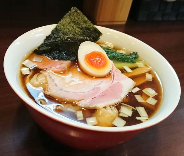 「醤油らーめん＋ワンタン」@とものもとの写真