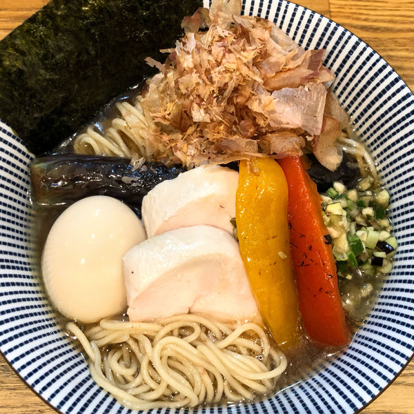 「夏野菜の冷やし煮干し880円味玉120円」@自家製麺 純の写真