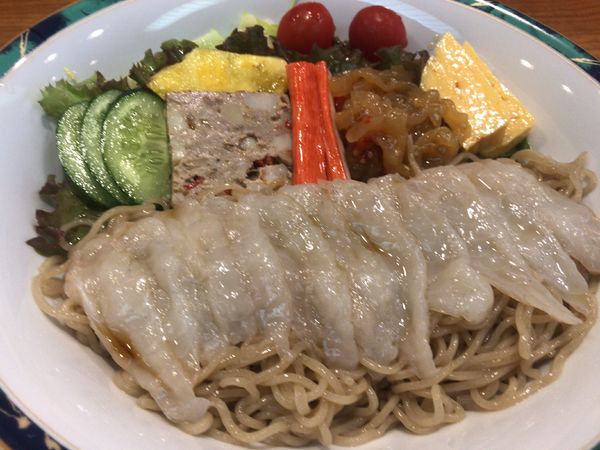 「浜直送！ふぐの麺・サラダ仕立て冷やし中華1100円」@割烹 京枡の写真