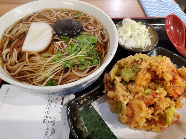 「かさごとそら豆のかき揚げ天ぷらそば」@味奈登庵 関内南口店の写真