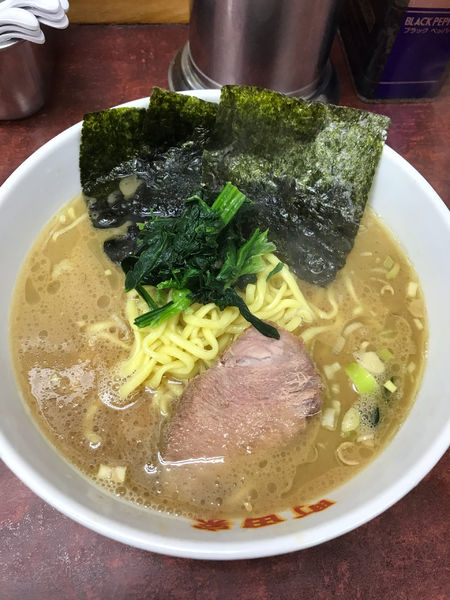「ラーメン（中盛）」@横浜ラーメン 町田家 小田急相模原店の写真