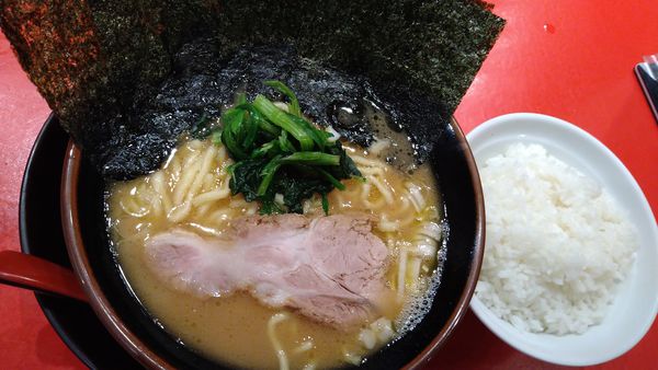 「ラーメン並、ライス並、クーポンで海苔」@横浜家系らーめん 山崎家の写真
