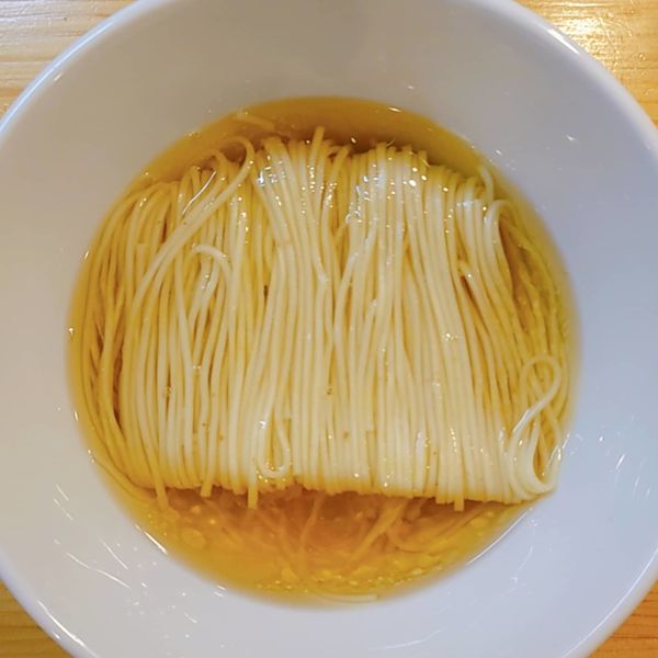 「(梅)かけそば白醤油600円」@自家製麺 くろ松の写真