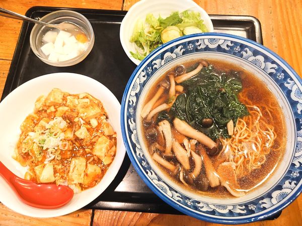 「はせ川らーめん(醤油)+週替りセット(麻婆飯)935円」@中華 はせ川 金山店の写真