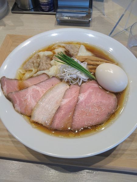 「特製中華蕎麦（大盛り）+ワンタン」@宍道湖しじみ中華蕎麦 琥珀 東京本店の写真