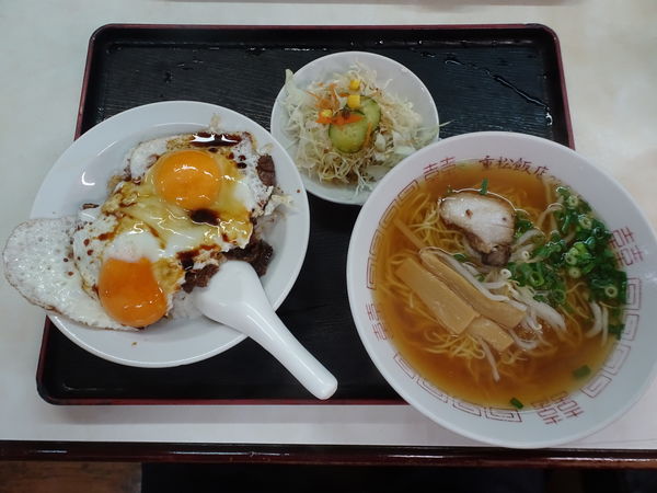 「Cセット【ラーメン・焼豚玉子飯（小）・サラダ】」@重松飯店の写真