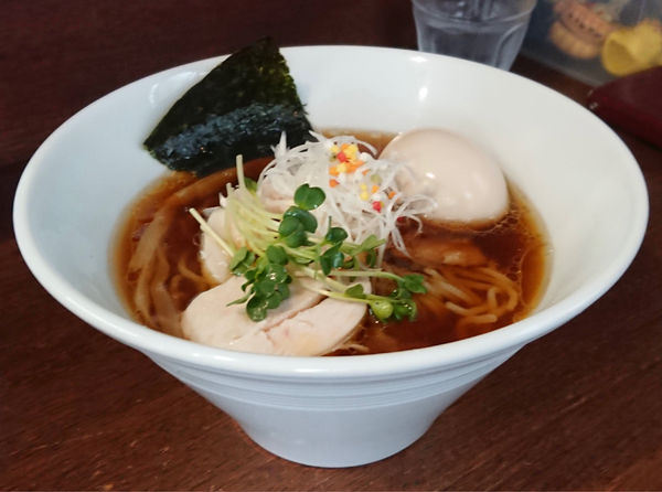 「しょうゆらぁめん(ストレート)プチコラボver.＋あじたま」@らぁめんひろりんの写真