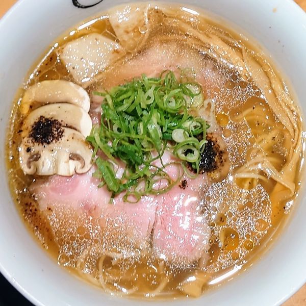 「煮豚醤油そば」@SOBAHOUSE 金色不如帰 新宿御苑本店の写真