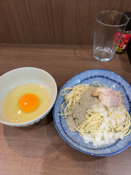 「生卵付き和え玉ハーフ(220円)」@Noodle&Spice curry 今日の1番の写真