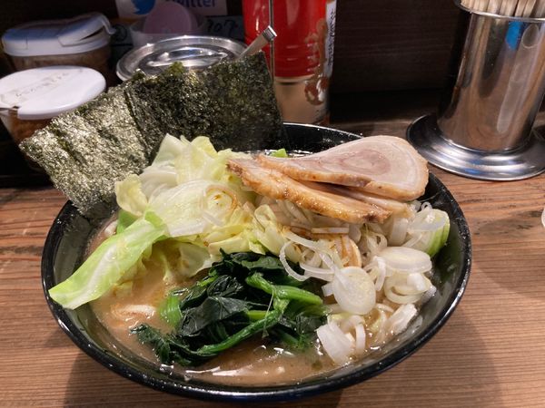 「ラーメン　バラチャーシュー2枚　キャベツ　刻みネギサービス」@家系ラーメン クックらの写真
