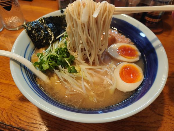 「梅鶏そば800円（チャーシュー抜き）＋冷酒✖三杯＋特製おつま」@麺屋 鶏口の写真