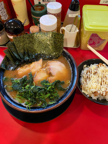 「チャーシューメン3枚中盛　海苔　ほうれん草　燻製バラチャーシュー」@家系ラーメン 熊田家の写真