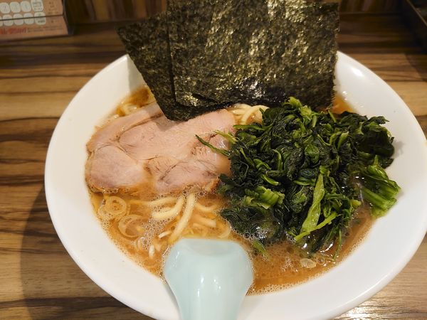 「ラーメン並盛 ほうれん草」@横浜家系らーめん 五丁目ハウスの写真