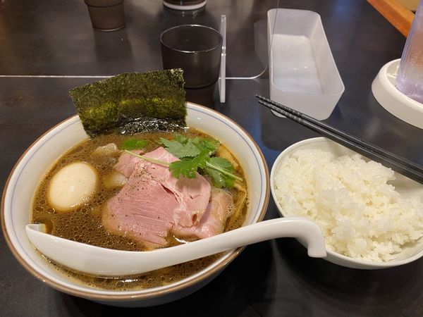 「四つ葉ブラック、ライス  850円＋150円」@中華そば 四つ葉の写真