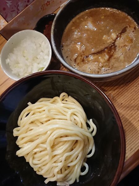 「辛つけ麺  並 1000円＋ 玉ねぎ増 100円」@銀座 朧月の写真