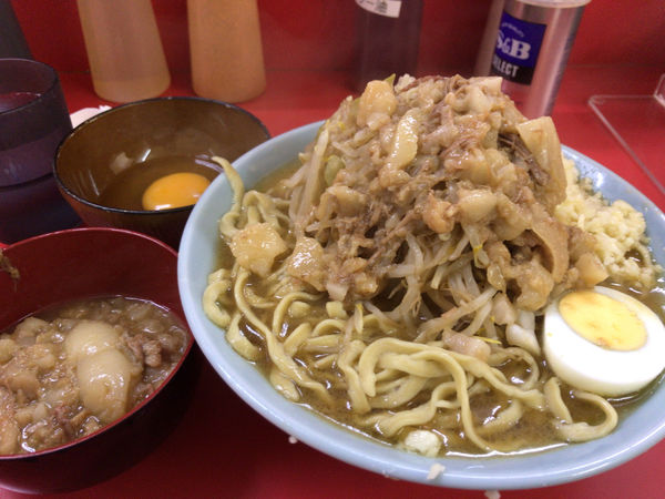 「ラーメン350gブタカス付き(ニンニク、ちょいアブラ)+生卵」@ラーメン富士丸 東浦和店の写真