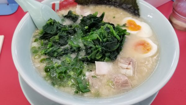 「プレミアム塩豚骨ラーメン　ほうれん草　コロチャートッピング」@山岡家 松本店の写真