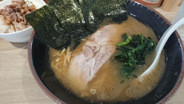 「ラーメン（期間限定500円）+中盛+チャーシューまぶし」@ラーメン桜道の写真