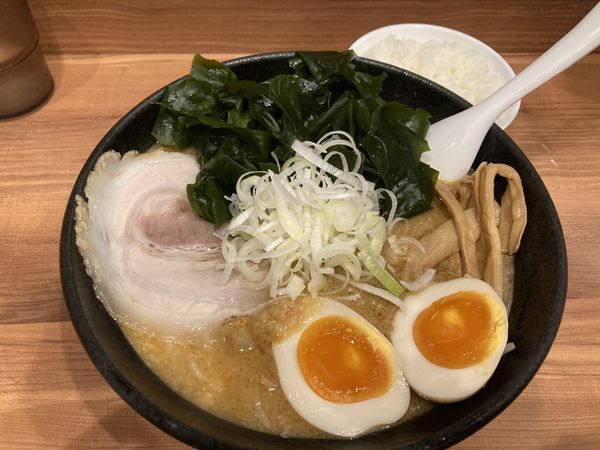 「みそわかめらーめん＋たまご＋半ライス」@こってりらーめん なりたけ 池袋店の写真